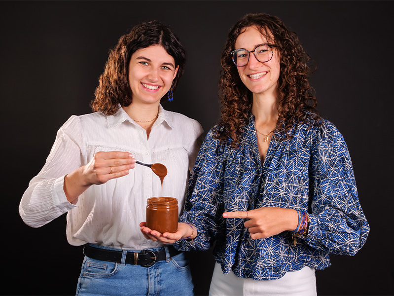 Portrait de Chloé et Julia avec leur produit épat'moi